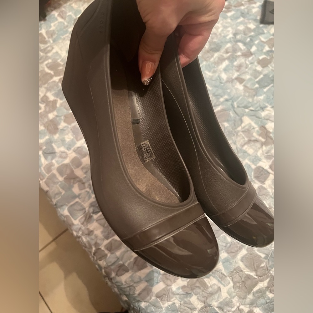 Woman’s brown crocs size 9